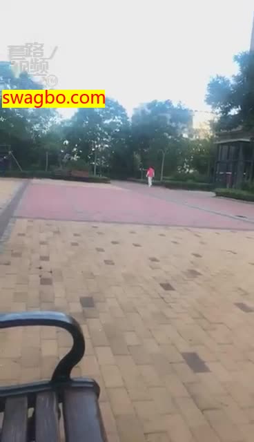 小区里调16岁小奶狗.女路人偷懒-歌迪丝S_20181024195140