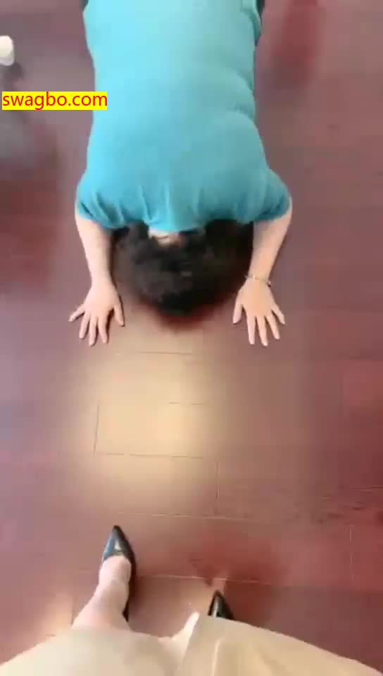 【歌迪丝S】母畜午休跑出来喝圣水【34分钟】【普清】