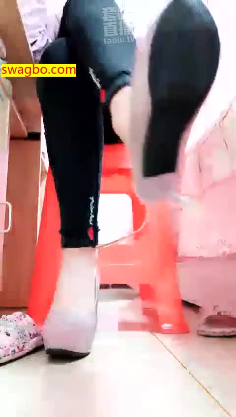 【13分】第一视角高跟鞋红绿灯，强制贱狗射精（只有前13分钟，后面部分无法观看）【00后冰冰女王】