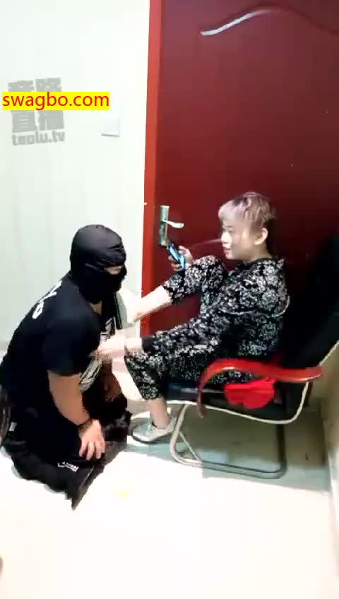 【49分】棋牌室虐打贱狗吃口水暴力耳光踩踏骑马-00后冰冰女王_20181103215032