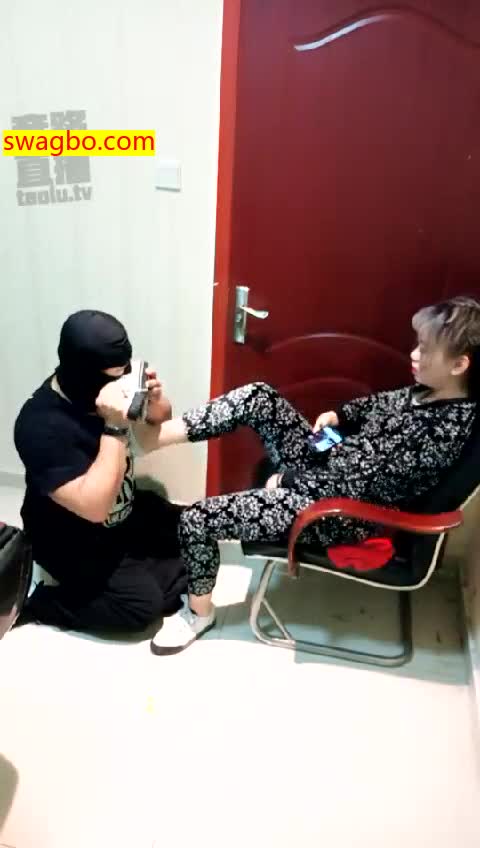 【49分】棋牌室虐打贱狗吃口水暴力耳光踩踏骑马-00后冰冰女王_20181103215032