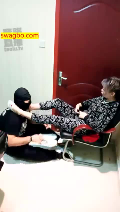 【49分】棋牌室虐打贱狗吃口水暴力耳光踩踏骑马-00后冰冰女王_20181103215032