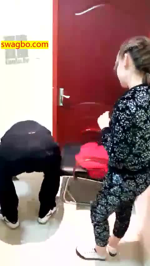 【49分】棋牌室虐打贱狗吃口水暴力耳光踩踏骑马-00后冰冰女王_20181103215032