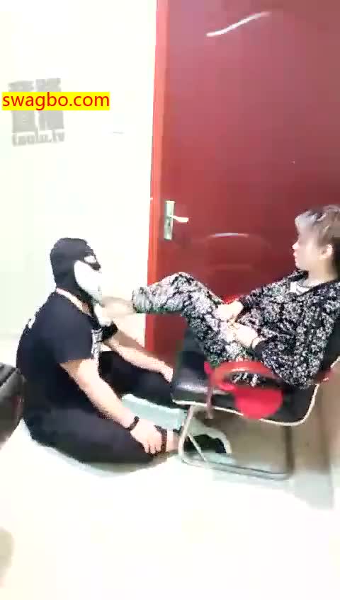 【49分】棋牌室虐打贱狗吃口水暴力耳光踩踏骑马-00后冰冰女王_20181103215032