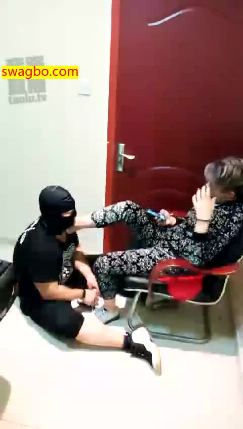 【49分】棋牌室虐打贱狗吃口水暴力耳光踩踏骑马-00后冰冰女王_20181103215032