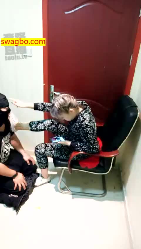 【49分】棋牌室虐打贱狗吃口水暴力耳光踩踏骑马-00后冰冰女王_20181103215032