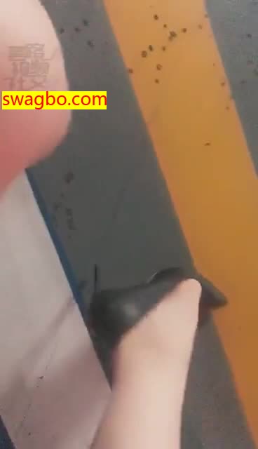 车库训练爬行舔鞋_妆主大大_20181005233131