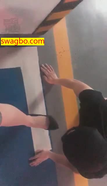 车库训练爬行舔鞋_妆主大大_20181005233131