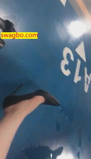 车库训练爬行舔鞋_妆主大大_20181005233131