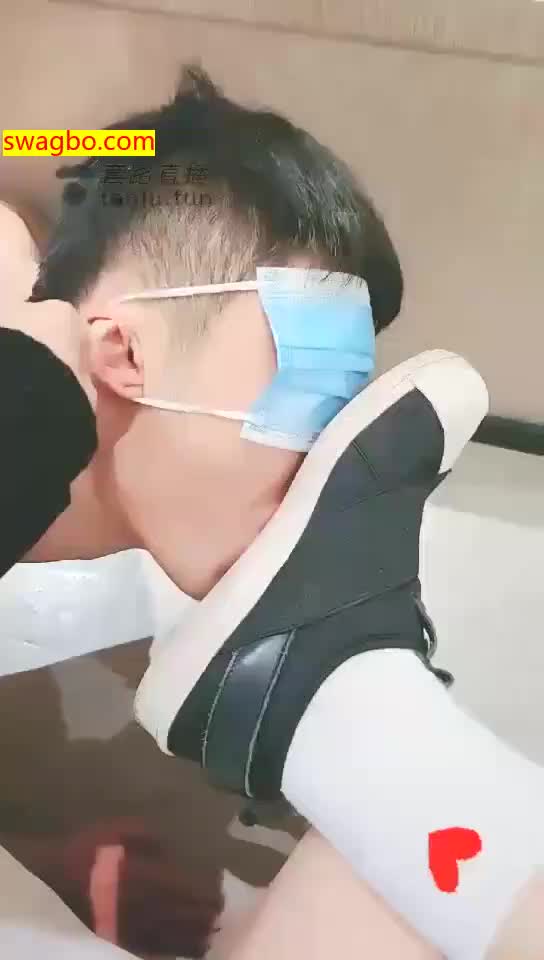 【VINNIE维妮】各种工具调狗,舔鞋电击赐圣水【73分钟】【标清】