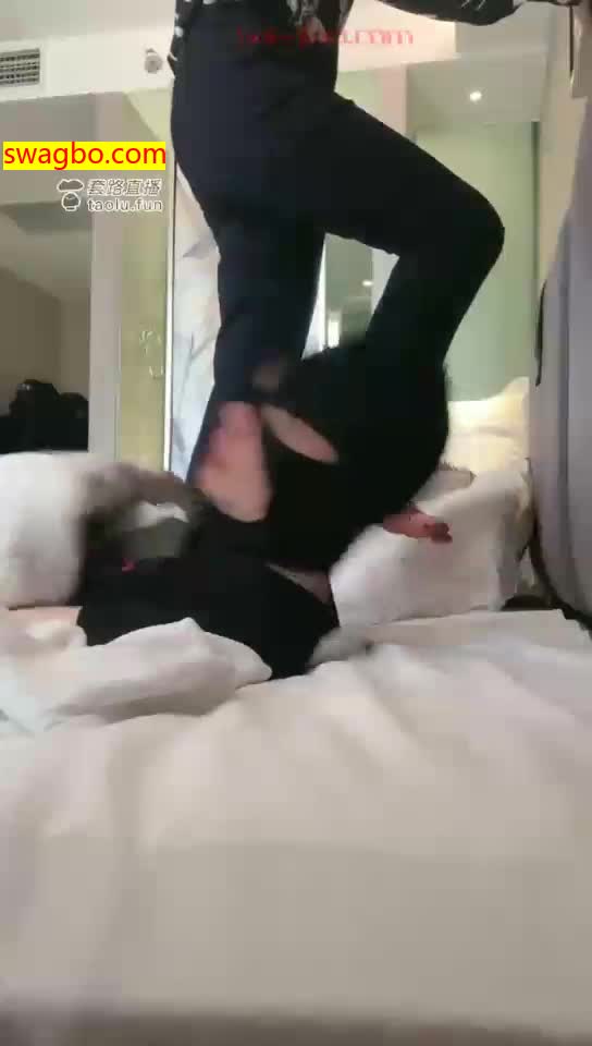 【歌迪丝S】我脚在,你还敢睡?深喉偷懒的奴【21分钟】