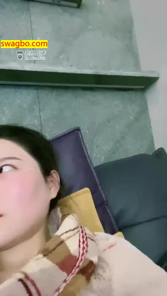 【蜜桃儿S】客厅舔脚调教【32分钟】【标清】