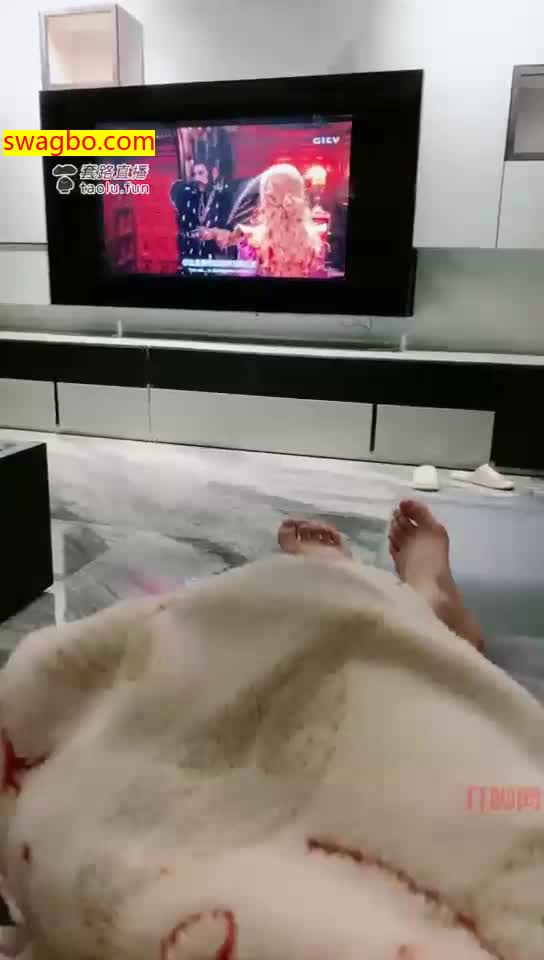 【蜜桃儿S】客厅舔脚调教【32分钟】【标清】