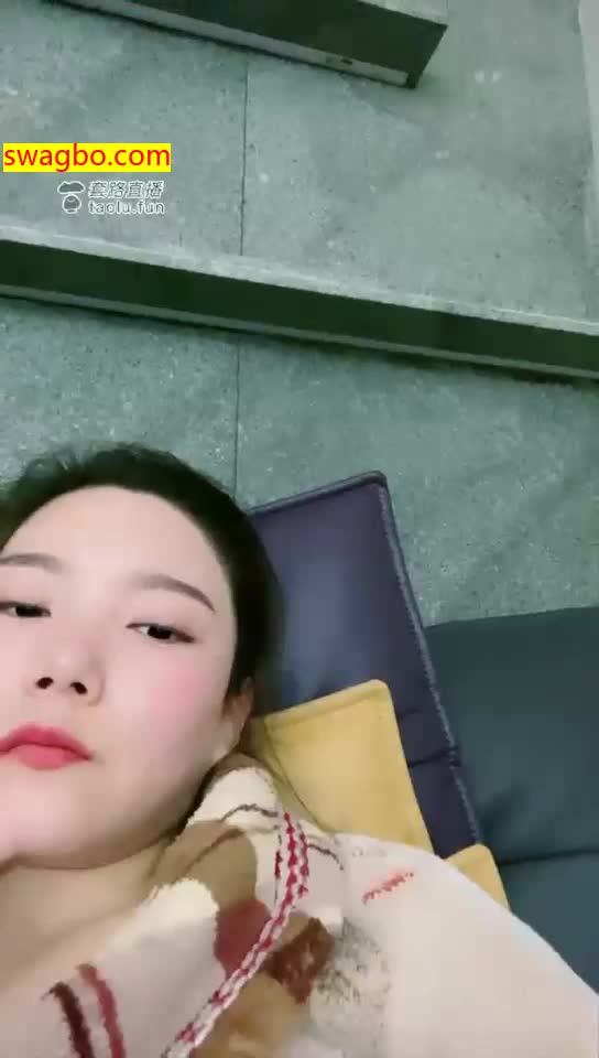 【蜜桃儿S】客厅舔脚调教【32分钟】【标清】