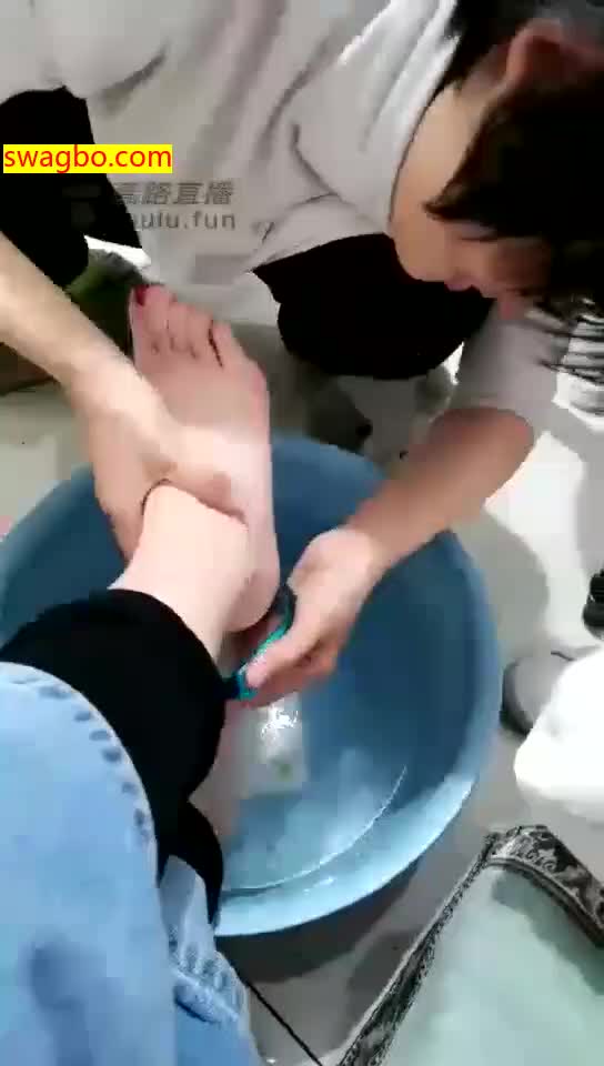 【冰女王】恋足女奴日常犯贱【69分钟】【标清】