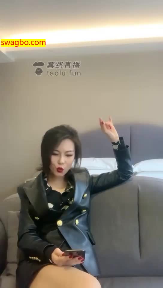 【歌迪丝S】三婶再桌子下偷偷吃【24分钟】【标清】