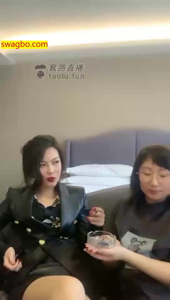 【歌迪丝S】三婶再桌子下偷偷吃【24分钟】【标清】