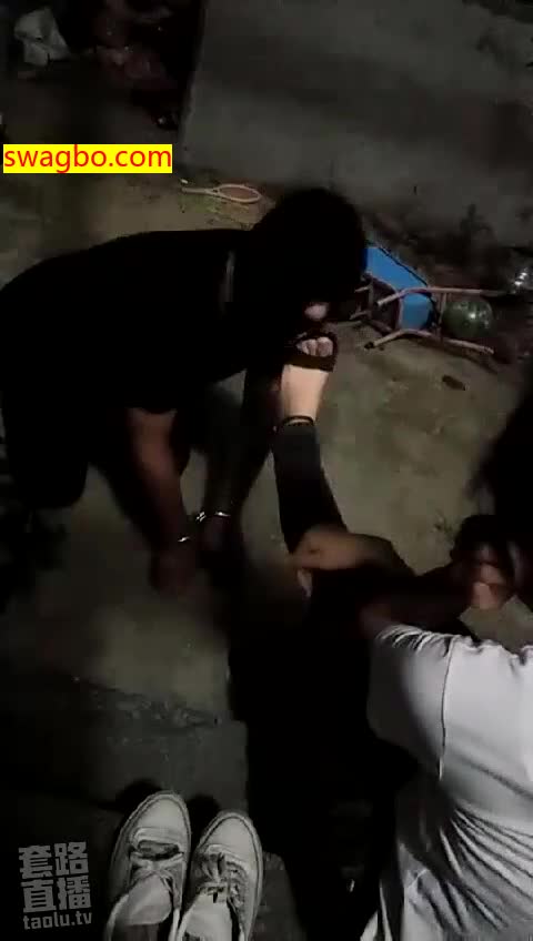 喂新收的狗狗圣水_夫妻娜主