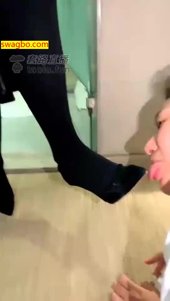 【歌迪丝S】舔脏鞋底最贱老母狗【32分钟】