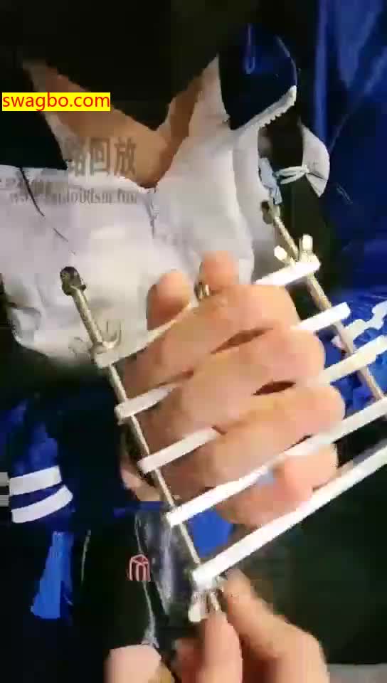 【VINNIE维妮】调教绑架女学霸,捆绑夹手指,SP颤抖,跪地求饶【40分钟】