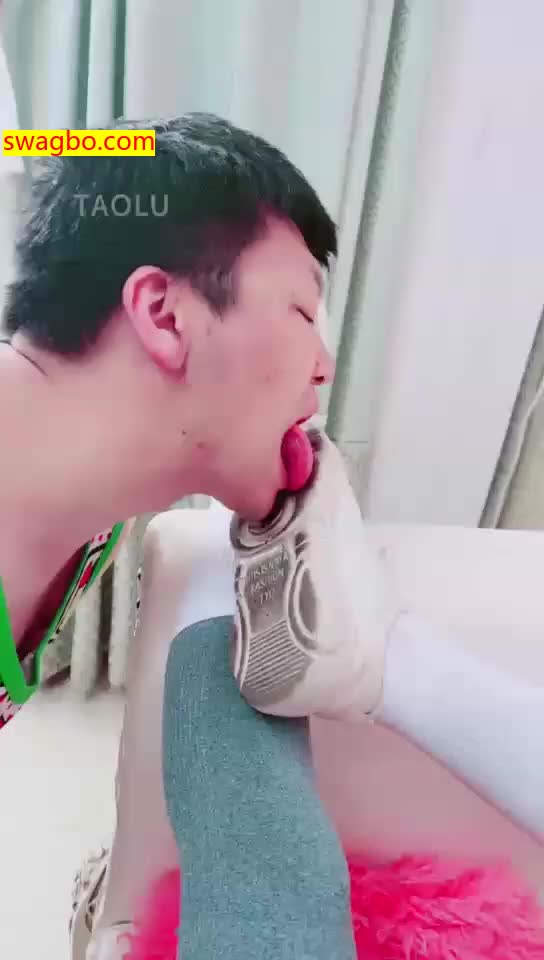 【兔粉粉女皇】舔脏鞋底棉袜脚深喉拉丝【25分钟】