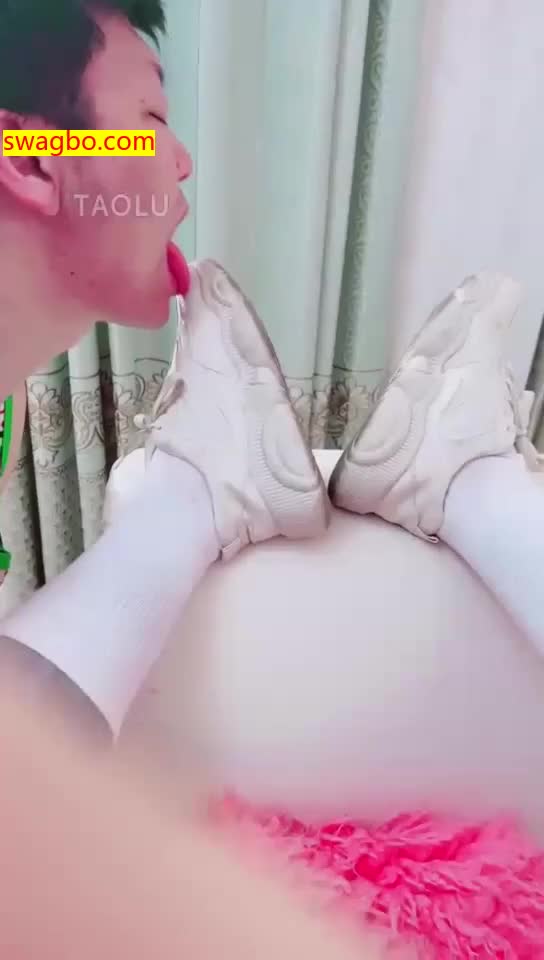 【兔粉粉女皇】舔脏鞋底棉袜脚深喉拉丝【25分钟】