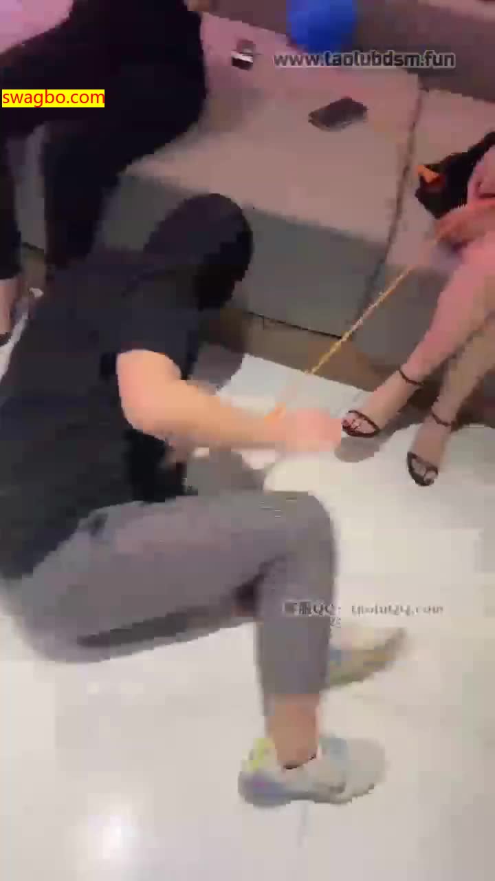 【妆主大大】三个女主人一起调教【43分钟】