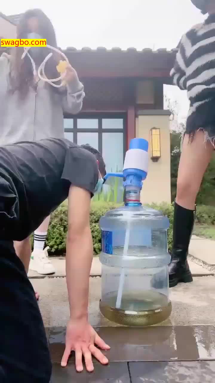 【维因和维妮和梦二】室外调教踢踹圣水浇灌【38分钟】