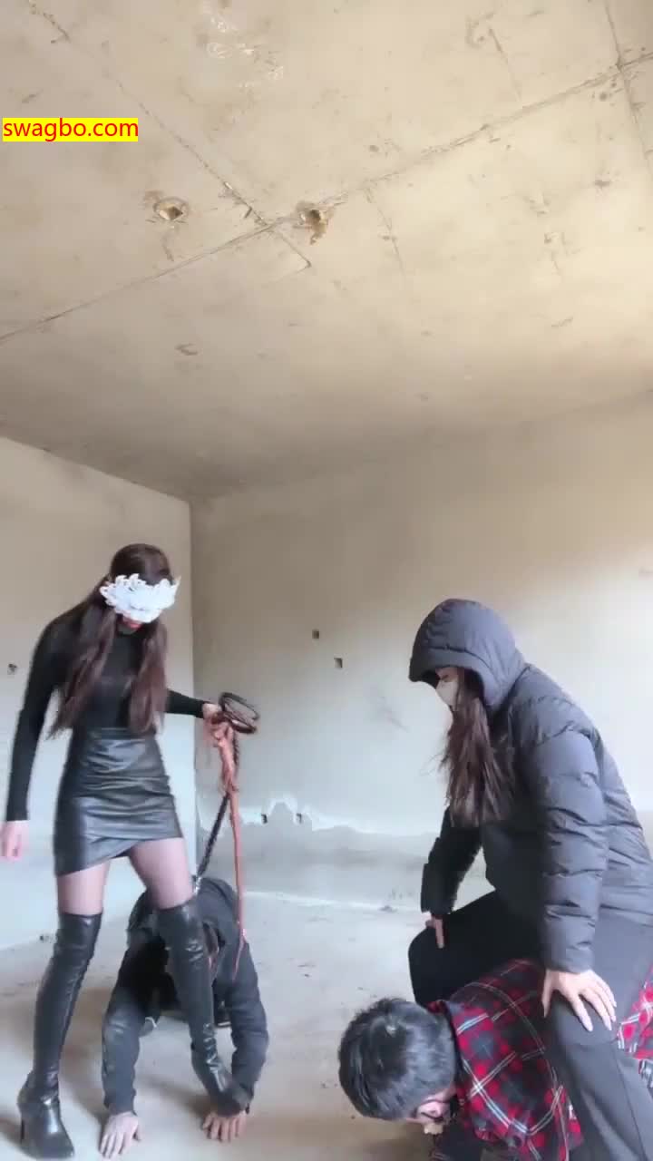 【妆主大大】和素人小姐姐户外调教鞭打骑马遛狗下集【31分钟】