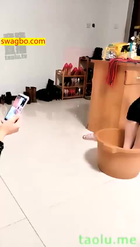 贱贱给女王洗脚-1010201812232224041