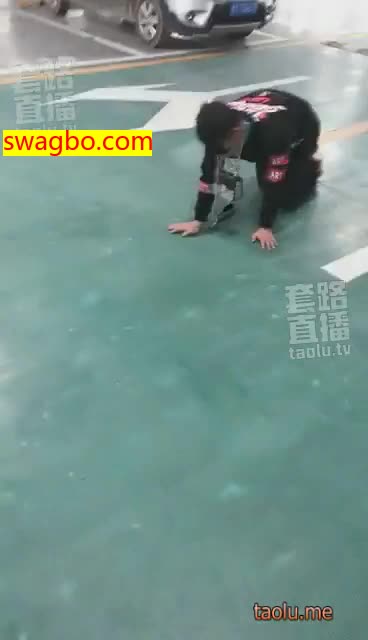 【12分】带狗逛完街车库清理脏鞋底-12120181201002823