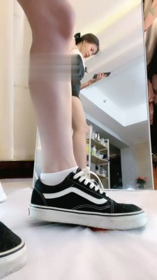 【芷晴】沉浸式踩踏碾压食物 bf17987