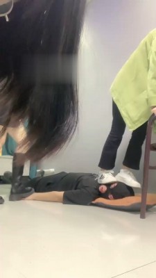 【精神小妹】被素人学生主群调群虐【续集】 bf17798