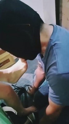 【美兮】姐妹花圈养男奴虐待 bf12767