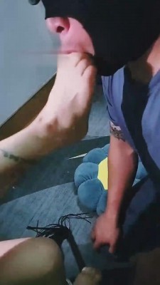 【美兮】姐妹花圈养男奴虐待 bf12767