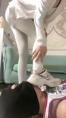 【轩宁】运动女神白袜羞辱舔脏鞋底 bf12843