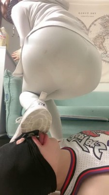 【轩宁】运动女神白袜羞辱舔脏鞋底 bf12843