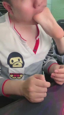 【精神小妹S】网吧舔素人的脚 bf13840