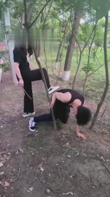 【逗逗】户外抓住偷拍狂惩罚虐 bf13809