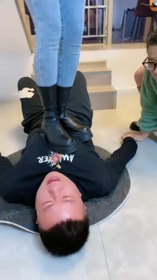 【麋鹿银儿】带素人小姐姐全体重踩狗 bf21155