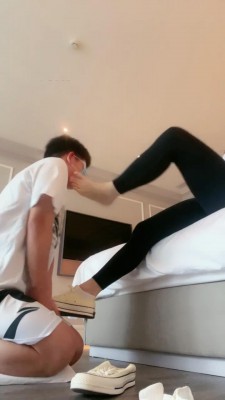 【强抚】学弟的脚耳光初体验 bf13230