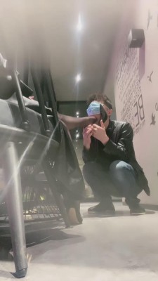 【歌迪丝】咖啡店公开让狗舔脚 bf12668