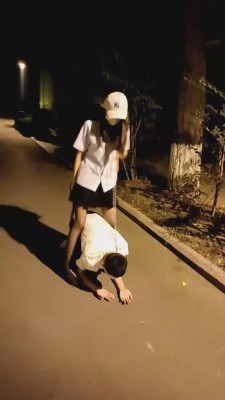 【小公主】萝莉主黑丝户外羞辱狗 G-210829-2