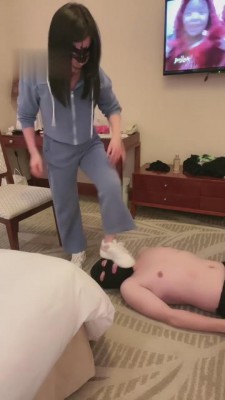 【依艺】重度踢踹-脚耳光-踩踏-恋足-舔脏鞋 bf4151