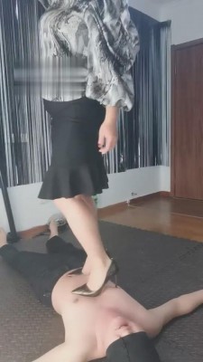 【冰爷】踩踏贱畜生-吐痰-踢踹-耳光 bf3946