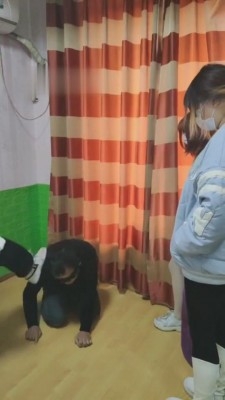 【开发素人】3位精神小妹暴力踢踹 bf6472