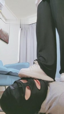 【妮蔻】小白鞋碾压脚下奴/腿绞/舔鞋 bf6029