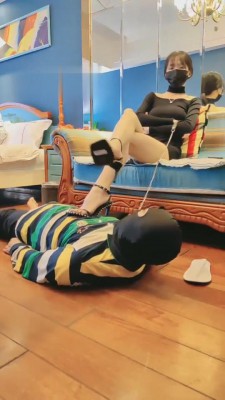 【暴力美学】高跟凉鞋全体重踩踏 bf5975