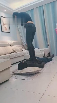 【夕微】御姐模特全体重跳踩/耳光 bf5885