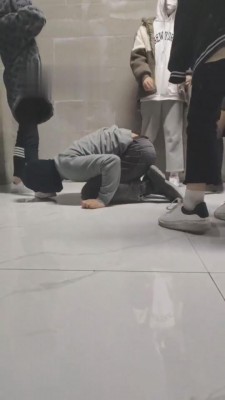 【开发素人】5S素人-精神小妹暴力踢踹打 bf5807